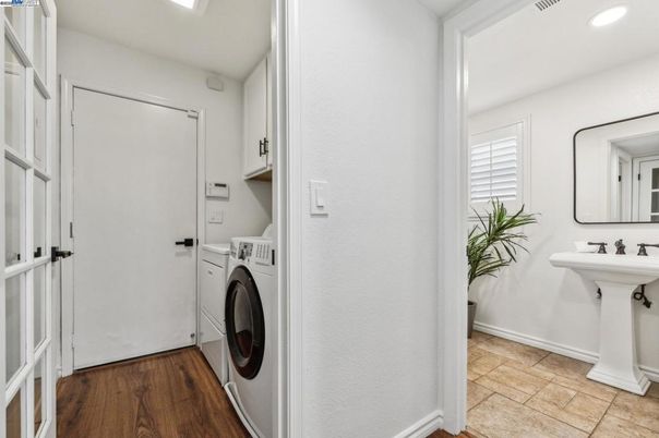 Interior, Recessed Lighting, Washer, Wood Texture Flooring