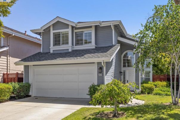 Attached, Exterior, Facade, American Craftsman