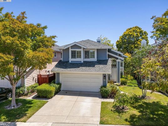 Attached, Exterior, Facade, American Craftsman