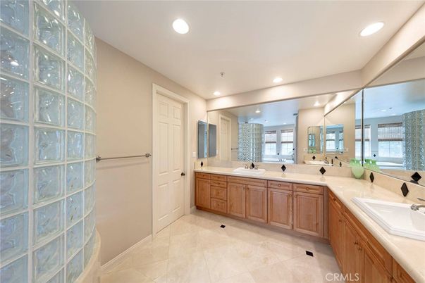 Bathroom, Dual Sink Vanities, Interior, Recessed Lighting