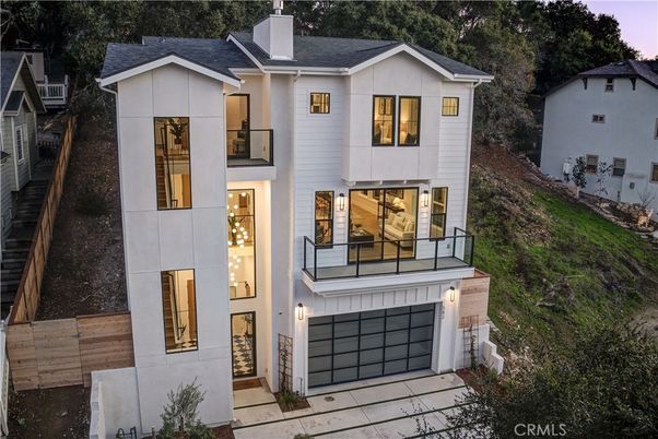 Attached, Exterior, Facade, Modern