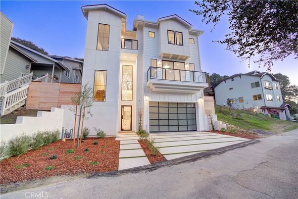 Attached, Exterior, Facade, Rowhouse