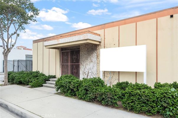 Exterior, Facade, None