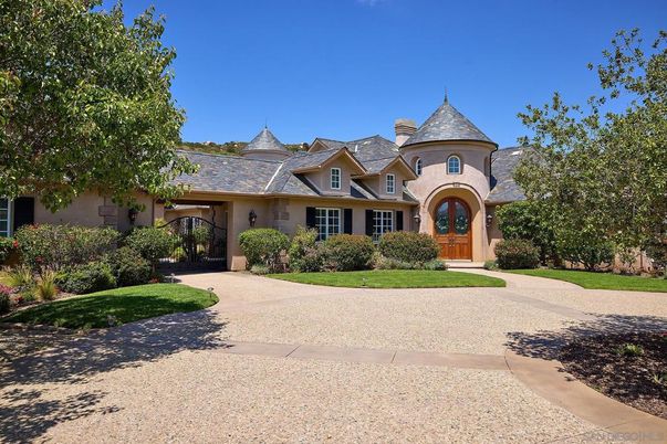 Backyard, Exterior, Facade, Queen Anne Victorian