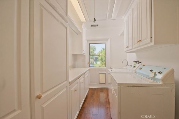 Interior, Washer, Wood Texture Flooring