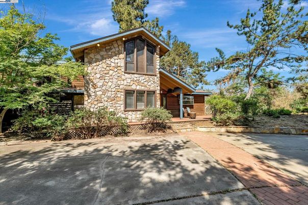 Exterior, Facade, Log Home