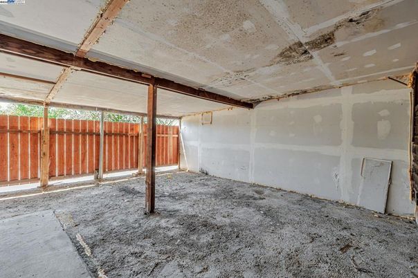 Empty room, Interior