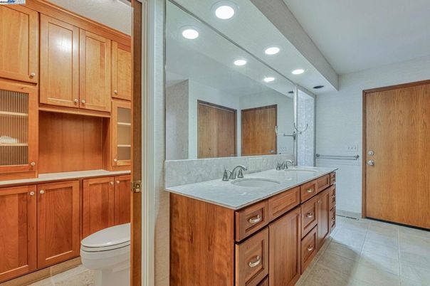 Bathroom, Dual Sink Vanities, Interior, Recessed Lighting