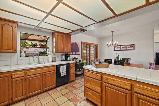Chandelier, Dining room, Interior, Kitchen, Pendant Lights, Tile Countertops