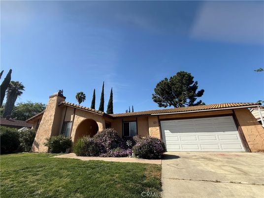 Attached, Exterior, Facade, Mediterranean