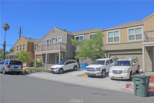 Attached, Exterior, Facade, Rowhouse