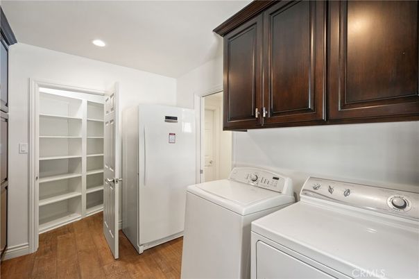 Interior, Recessed Lighting, Washer, Wood Texture Flooring