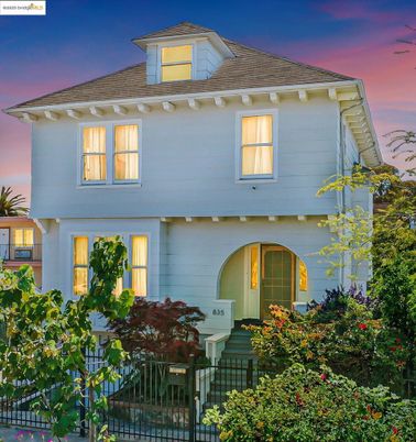 Exterior, Facade, American Foursquare