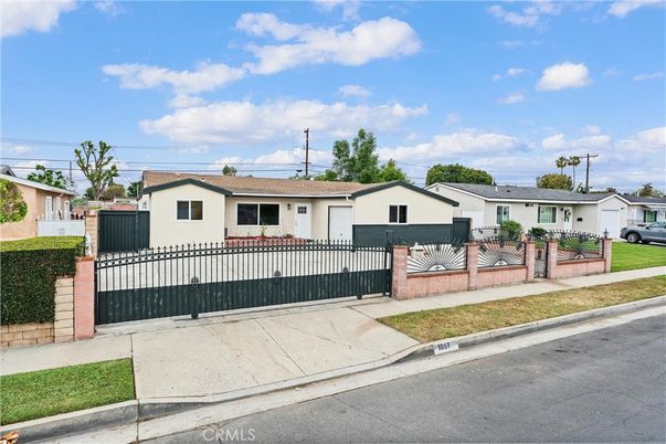 Attached, Exterior, Facade, Ranch