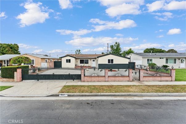 Exterior, Facade, Ranch