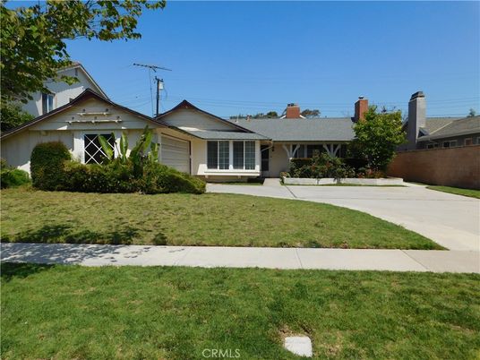 Backyard, Exterior, Facade, Ranch