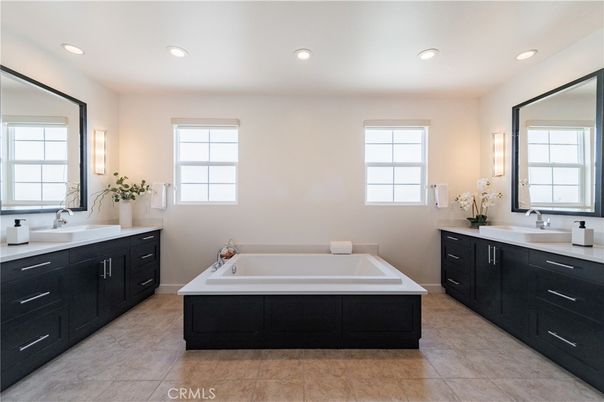Bathroom, Dual Sink Vanities, Interior, Recessed Lighting