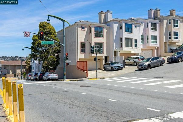 Exterior, Facade, Rowhouse