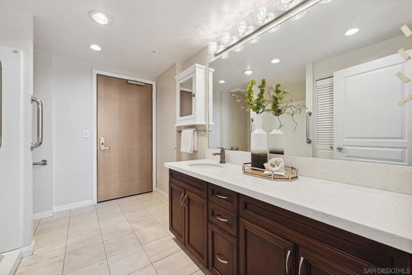 Bathroom, Dual Sink Vanities, Interior, Recessed Lighting