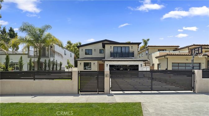 Attached, Exterior, Facade, Mediterranean