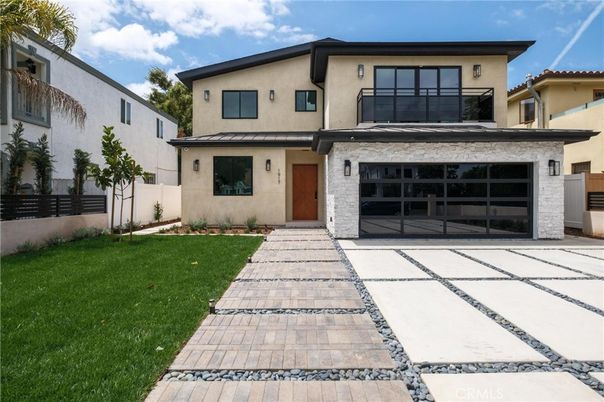 Attached, Exterior, Facade, Mediterranean