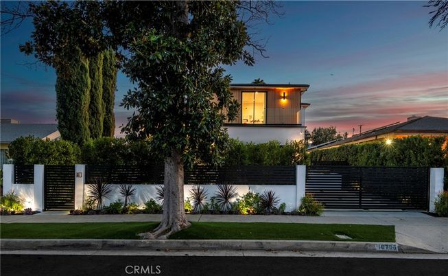 Exterior, Facade, Modern