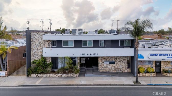 Exterior, Facade, Modern