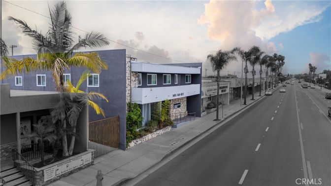 Exterior, Facade, Modern