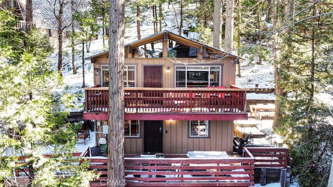 Exterior, Facade, Log Home