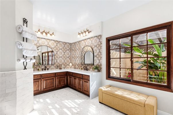 Bathroom, Dual Sink Vanities, Interior