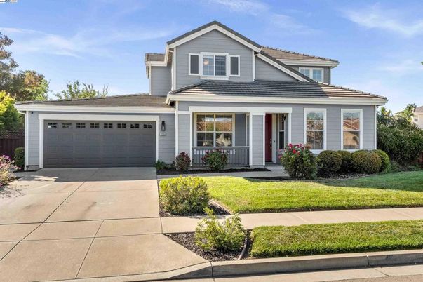 Attached, Exterior, Facade, American Craftsman