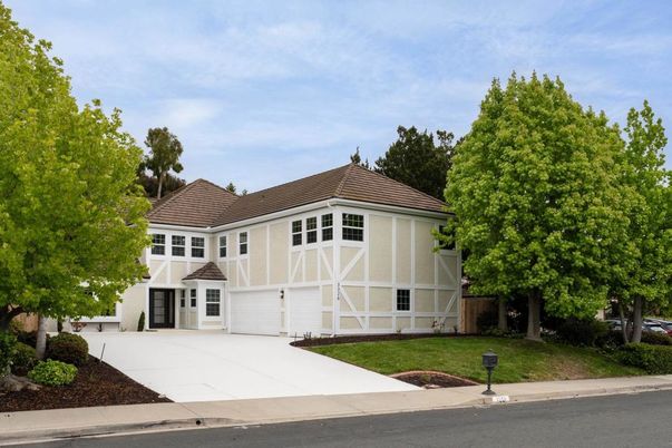 Attached, Exterior, Facade, Mediterranean