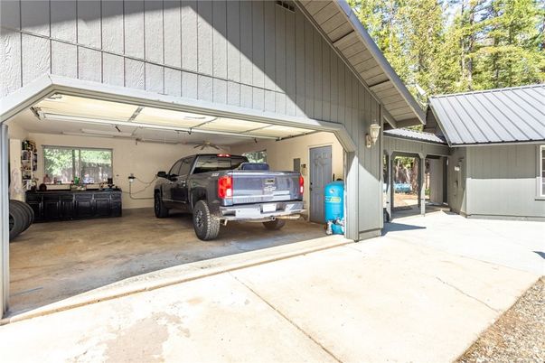 Exterior, Garage