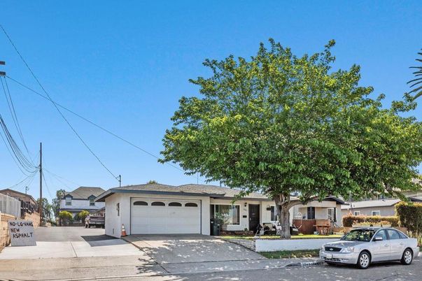 Attached, Exterior, Facade, Ranch