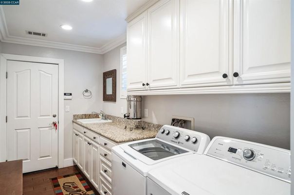 Interior, Recessed Lighting, Washer, Wood Texture Flooring