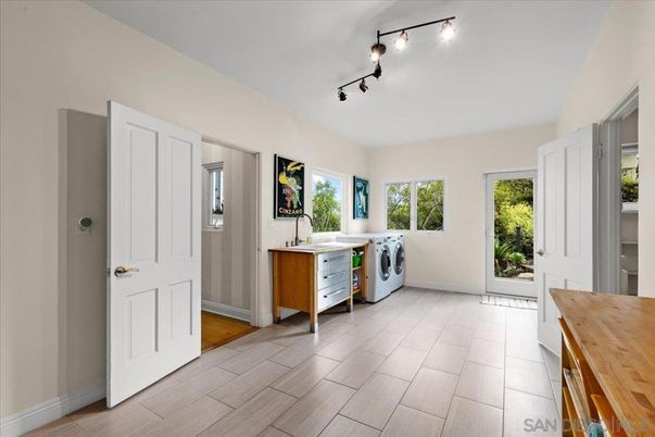 Interior, Washer, Wood Texture Flooring