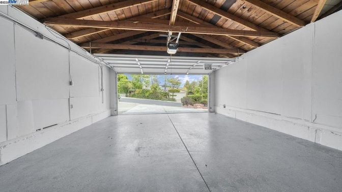 Empty room, Garage, Interior, Wooden Beams, Wooden Ceilings