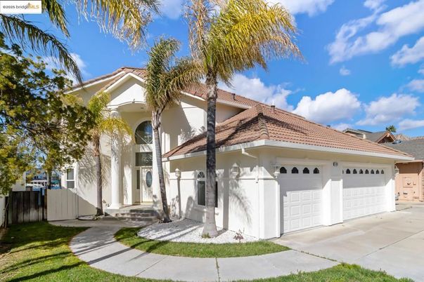 Attached, Exterior, Facade, Mediterranean
