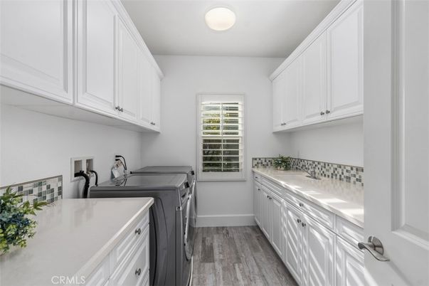 Interior, Washer, Wood Texture Flooring