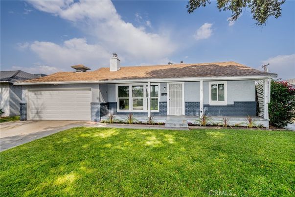 Attached, Exterior, Facade, Ranch