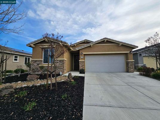 Attached, Exterior, Facade, American Craftsman