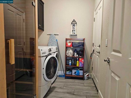 Interior, Washer, Wood Texture Flooring