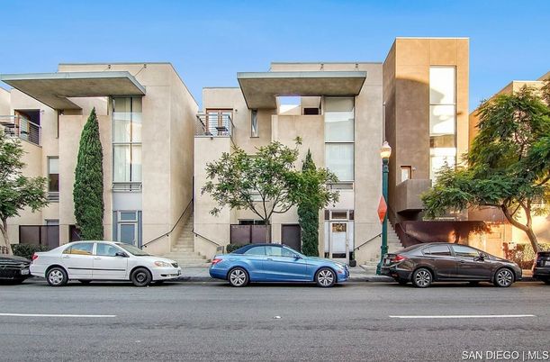Exterior, Facade, Modern