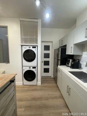 Interior, Kitchen, Washer, Wood Texture Flooring