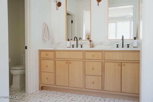 Bathroom, Dual Sink Vanities, Interior