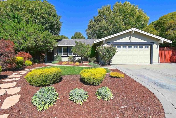 Attached, Exterior, Facade, Ranch