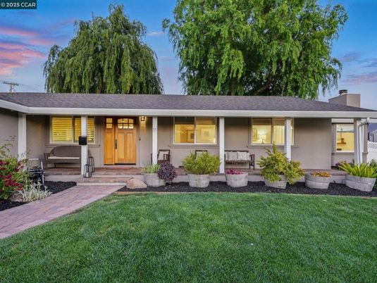 Backyard, Exterior, Facade, Ranch