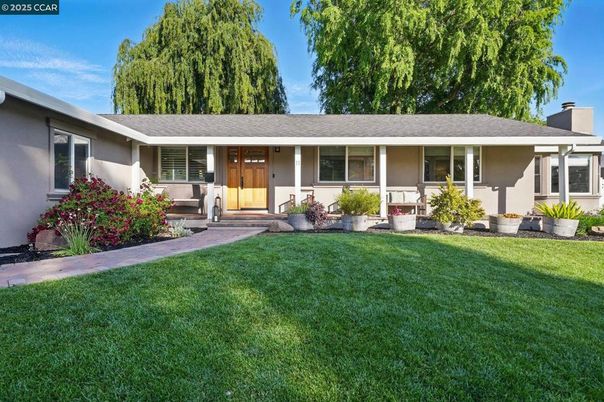 Backyard, Exterior, Facade, Ranch