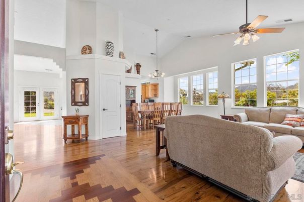 Chandelier, Dining room, Interior, Living room, Pendant Lights, Wood Texture Flooring