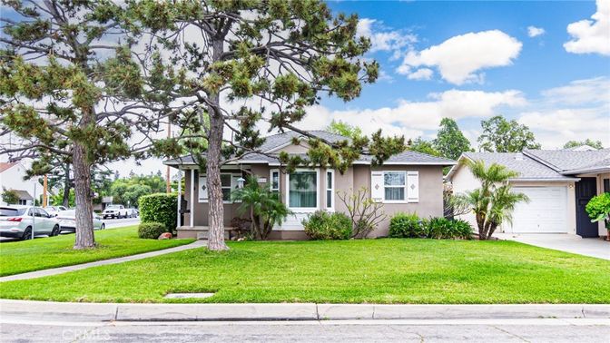 Attached, Exterior, Facade, Ranch